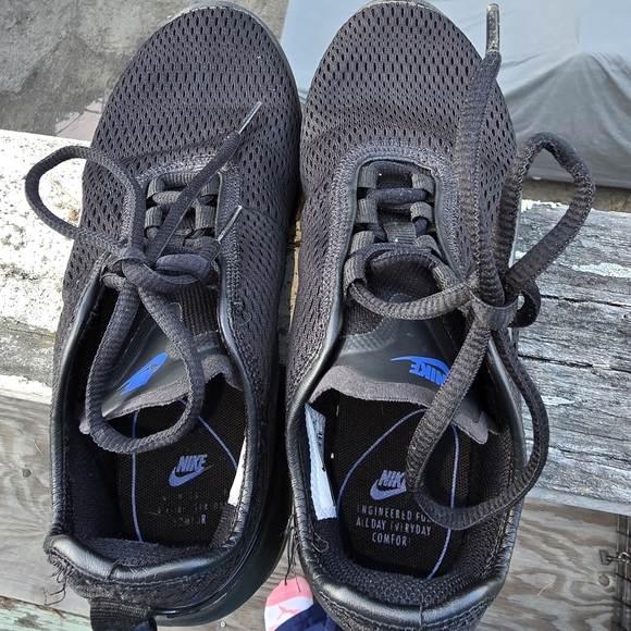 Nike Black and Blue Athletic Shoes with Air Max Cushioning - Picture 11 of 11